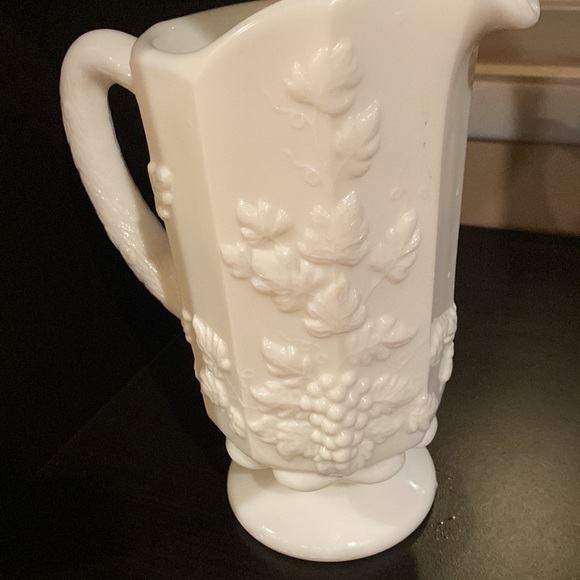 RARE Westmoreland Vintage 28oz White Milk Glass Pitcher